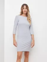 Vestido corto gris de seda fría, con escote a la base y mangas 3/4 con apliques de perlas y tachas.