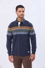 Remera polo de manga larga con diseño de rayas horizontales en tonos azul marino, marrón y gris. Presenta cuello camisero con cierre de botones y puños elásticos en las mangas.