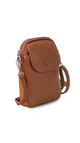 Bandolera pequeña tipo porta celular, color verde claro, confeccionada en cuero sintético. Cuenta con cierre principal, bolsillo frontal con tapa y broche a presión, y correa ajustable extraíble.