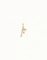 Dije con forma de letra F, bañado en oro de 18k, con acabado pulido y argolla superior para colgar.