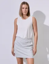 Falda gris de gabardina elastizada con pretina ancha elastizada, bolsillos delanteros y short interno.