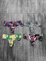 Pack de cuatro bombachas colaless de lycra estampadas con diseños variados: flores tropicales, cebra, hojas de palmera y animal print.