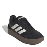 Championes urbanos Adidas modelo Courtblock Bold, color negro con las icónicas tres tiras en color gris claro. Presentan una suela de plataforma en tono marrón oscuro con textura acanalada y puntera reforzada.