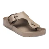 Sandalias de dedo Birkenstock modelo Gizeh Big Buckle EVA, color taupe, fabricadas en material sintético impermeable con una hebilla grande ajustable en el empeine.
