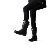 Botas de lluvia Hunter Original Short, color negro, de caucho vulcanizado natural con acabado mate.