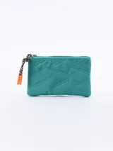 Monedero rectangular de color turquesa con diseño acolchado y costuras en zigzag. Cuenta con cierre superior y un tirador de cordón trenzado multicolor con punteras naranjas.