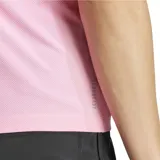 Camiseta de running Adidas Own The Run color rosa con tres tiras blancas en las mangas y logo reflectivo en el pecho. Confeccionada con tecnología Aeroready y materiales reciclados.