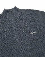Buzo de tejido de punto con relieve, color gris oscuro, con cuello alto y cierre frontal parcial. Presenta el logo de la marca Mistral bordado en el pecho.
