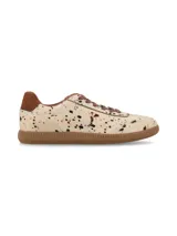 Sneaker deportivo de cuero con pelo, con estampado tipo animal print de manchas en tonos marrones y negros sobre base cruda. Presenta suela de goma color miel, cordones marrón y detalle de talón en cuero liso.
