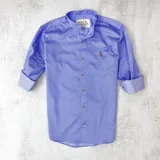 Camisa celeste con rayas verticales blancas, cuello mao y mangas largas con puños abotonados.