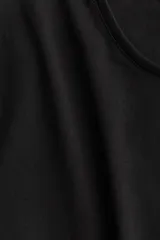 Remera entallada de manga larga con cuello redondo, confeccionada en punto de algodón suave de color negro.