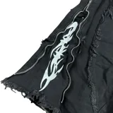 Pantalón de jean estilo baggy fit, color negro, con diseño de costuras visibles y cierres laterales que permiten convertirlo en bermuda. Presenta estampado serigráfico en los laterales.