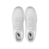 Championes Nike Court Vision Low de estilo retro inspirado en el baloncesto de los años 80. Presentan un diseño monocromático en color blanco, confeccionados con una combinación de cuero y cuero sintético, con el logo Swoosh en relieve en los laterales y suela de goma para mayor durabilidad y tracción.