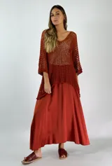 Top de viscosa color ladrillo, tejido al crochet con mangas 3/4 y escote en V.