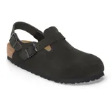Zueco de gamuza color negro con correa ajustable en el talón, hebillas metálicas negras, plantilla de corcho y suela de goma antideslizante.