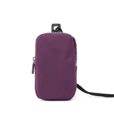 Bandolera mini color púrpura, confeccionada en poliéster. Tiene acceso con cierre, correa regulable, herrajes plateados, un compartimento principal, un bolsillo interno con cierre y dos bolsillos externos abiertos.