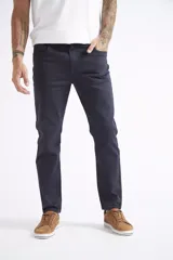 Pantalón de corte slim con diseño de cinco bolsillos y logo bordado. Confeccionado en tejido de algodón con spandex para mayor comodidad.