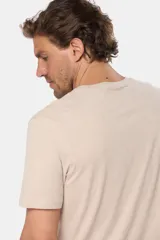 Remera básica de algodón color azul marino, de manga corta, con cuello redondo y logo bordado en el frente.