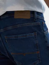 Jean de calce ajustado color azul oscuro.