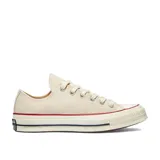 Championes Converse Chuck 70 Ox color beige con detalles en rojo y azul.