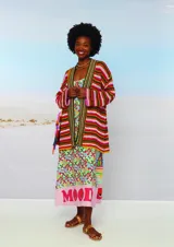 Cárdigan de ganchillo multicolor a rayas horizontales, con cuello en V y mangas largas.