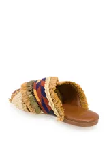 Sandalia plana con tiras cruzadas de rafia color beige, con aplicaciones de mostacillas de colores y monedas doradas.