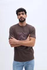 Remera marrón de manga corta con ajuste regular y estampa gráfica al frente estilo vintage.