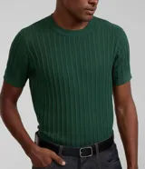 Remera masculina de algodón con textura acanalada y efecto punto. Presenta un diseño de corte regular, cuello redondo y manga corta.