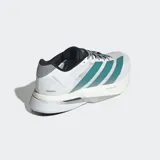 Championes de running Adidas Adizero Boston 13, color blanco con tres franjas laterales en verde azulado degradado. Cuentan con amortiguación Lightstrike y Lightstrike Pro y suela de caucho Continental™.