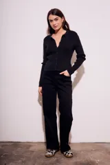 Cardigan marrón de punto acanalado con cuello polo, manga larga y cierre frontal con botones.