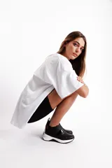 Sneakers negras de cuero vacuno con elásticos laterales y suela blanca de goma antideslizante.