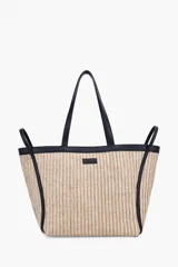 Bolso tipo tote de rafia en color beige con detalles y asas en cuero sintético negro, de diseño amplio con asas superiores y correas laterales.