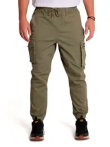 Pantalon cargo de corte holgado en color verde oliva, con cintura elástica ajustable mediante cordón, puños elásticos en los tobillos y bolsillos laterales tipo cargo con solapa y logo de la marca.
