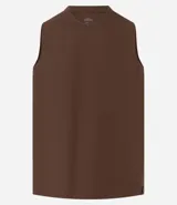 Musculosa básica para hombre de corte recto y cuello redondo, confeccionada en tejido de algodón. Presenta un diseño liso con un pequeño tag decorativo en el bajo.