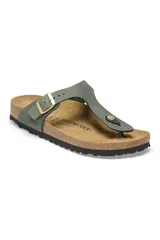 Sandalias Birkenstock modelo Gizeh, color verde con hebilla dorada.