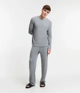 Pijama largo melange, con remera manga larga de cuello redondo y pantalón con cintura elástica.