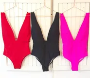 Malla entera con escote en V, color rojo, negro y fucsia.