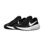 Championes de running Nike modelo Revolution 8, color negro con el icónico logo de la marca en blanco en el lateral y suela blanca de amortiguación.