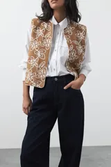 Jean de corte barrel con silueta curva y volumen controlado, de tiro medio y color negro. Presenta un diseño que se ensancha en la pierna y se ajusta levemente en el bajo, con cierre frontal y bolsillos laterales.