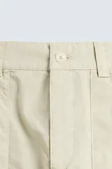 Bermuda de algodón color azul marino con efecto lavado, corte regular fit. Presenta bolsillos frontales de plastrón, bolsillo cerillero y bolsillo trasero de vivo. Cierre frontal con cremallera y botón.