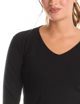 Buzo de tejido fino con escote en V y mangas tres cuartos. Presenta un diseño liso y entallado, ideal para un look casual y versátil.