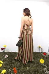 Minifalda de microtul con estampado a rayas verticales en tonos rosado y borgoña, con cordones laterales para fruncir.