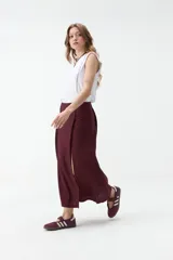 Falda midi de lino color beige, de tiro alto y corte recto, con abertura delantera y cierre cruzado sutil.