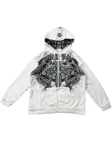 Campera con capucha color blanco, cierre frontal completo y bolsillos tipo canguro. Presenta un diseño estampado en serigrafía y DTG con calaveras y motivos ornamentales en tonos grises y negros, además de forro interior estampado en la capucha y corte oversize.