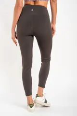 Legging deportivo de tiro alto en color negro, con ajuste ceñido al cuerpo y diseño minimalista.