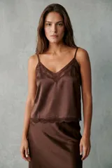 Blusa de satén color marrón con escote en V, tirantes finos y detalles de encaje en el escote y el ruedo.
