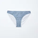 Pack de cinco braguitas de algodón, corte clásico, con borde de encaje blanco. Incluye dos lisas (azul y gris), una blanca lisa, una azul marino con estampado floral pequeño y una azul con estampado floral pequeño.