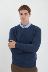 Sweater de tejido de punto color naranja melange, con cuello redondo y manga larga.