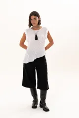 Bermuda de corte amplio y tiro alto en color negro, con cierre frontal de botón y bolsillos laterales.