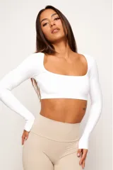 Top deportivo blanco de manga larga con escote cuadrado.